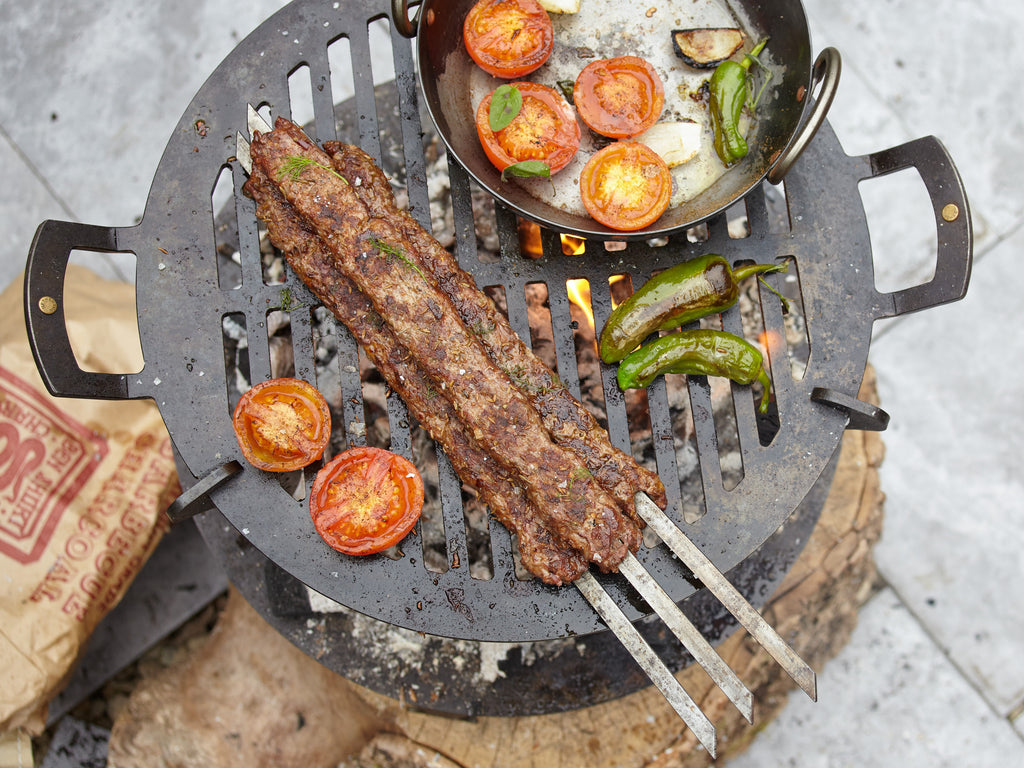 Venison kofta kebabs, kofta kebab recipe, sustainable BBQ recipe, sustainable barbecue recipes, Turkish kofta kebab recipe, kofta kebabs on flat skewers, venison kofta kebab cooked over British chapa grill made by Netherton foundry made in the UK